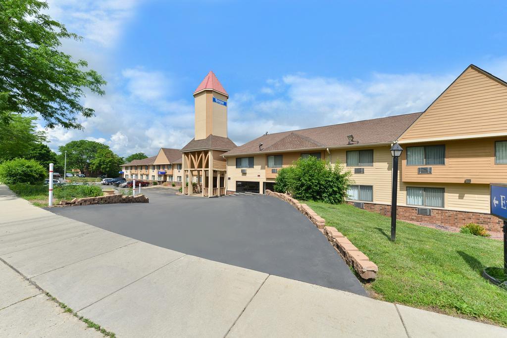 Rodeway Inn & Suites Madison East Exterior foto