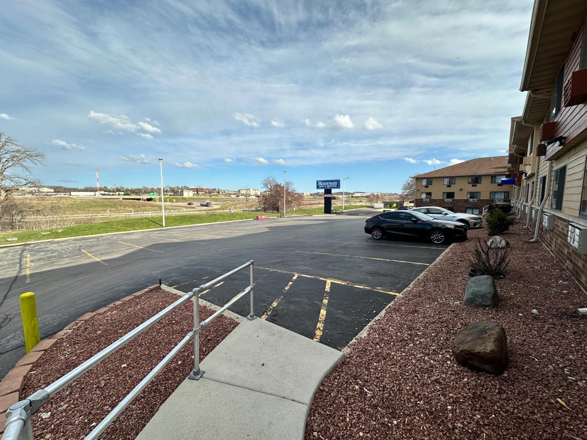 Rodeway Inn & Suites Madison East Exterior foto